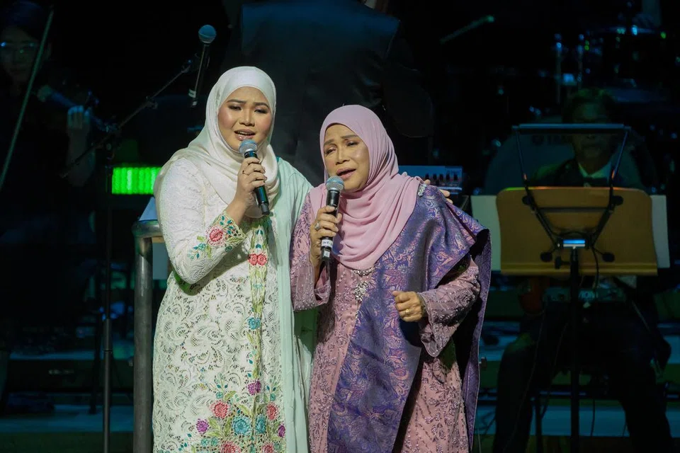 GANDINGAN BERHARMONI: Penyanyi Singapura, Suryana Norddin, berpadu suara dengan biduanita yang diberi jolokan ‘Penyanyi Istana’, Datuk Yusni Hamid.
