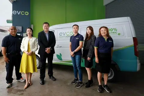 TIM KREATIF EVCo: (Dari kiri) Jurutera mobiliti EVCo, Encik Muhammad Hanafi Omar; Ketua Rantaian Bekalan, Cik Eva Deng; Ketua Pegawai Eksekutif, Encik Fuji Foo; juruanalisis sistem kemampanan dan digital, Encik Dave Wong; Ketua Pengurusan Perniagaan dan Produk, Cik Jacelyn Yip, dan Cik Eulindra Sim.