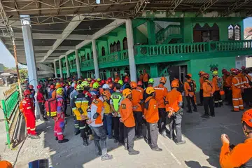 Pasukan penyelamat menghadiri taklimat semasa misi menyelamat di Sekolah Agama Islam Al Khoziny, Jawa Timur, pada 2 Oktober. Pasukan penyelamat tidak menemui sebarang tanda mangsa masih hidup pada hari keempat operasi, sementara 59 orang masih hilang berdasarkan senarai sekolah. 
