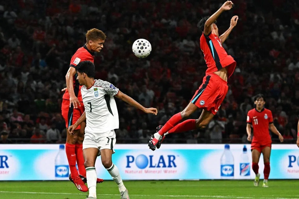 Walaupun pemain pertahanan Singa, Irfan Fandi (kiri), hanya mampu beraksi selama 65 minit menentang Bangladesh, prestasi beliau agak mengagumkan. Beliau kini fokus untuk kembali ke tahap kecergasan perlawanan sebaiknya untuk Singapura.