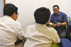 USAHA KERJASAMA: Encik Muhammad Alamin Abdul Majid (berbaju biru) berpendapat usaha kerjasama semua pihak akan dapat membantu keluarga kurang berkemampuan dengan lebih baik lagi. - Foto BH oleh KHALID BABA