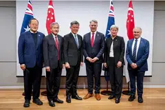 Menteri Pertahanan, Encik Chan Chun Sing (tiga dari kiri), Menteri Ehwal Luar, Dr Vivian Balakrishnan (dua dari kiri), dan Menteri Perdagangan dan Perusahaan (Tenaga dan Perusahaan), Dr Tan See Leng (kiri), menghadiri mesyuarat Jawatankuasa Menteri Bersama Singapura-Australia (SAJMC) ke-15 di Adelaide pada 27 Julai.