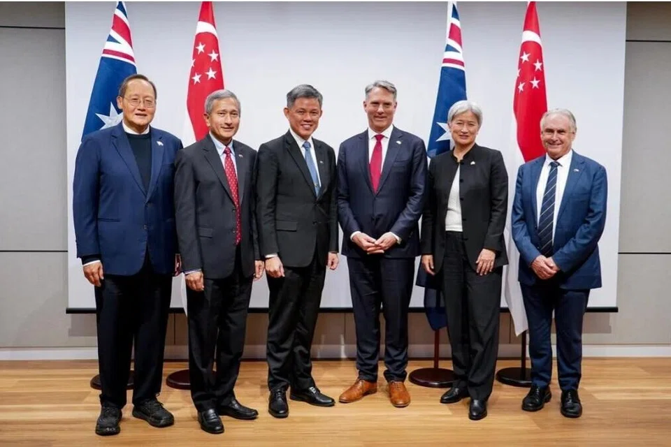 Menteri Pertahanan, Encik Chan Chun Sing (tiga dari kiri), Menteri Ehwal Luar, Dr Vivian Balakrishnan (dua dari kiri), dan Menteri Perdagangan dan Perusahaan (Tenaga dan Perusahaan), Dr Tan See Leng (kiri), menghadiri mesyuarat Jawatankuasa Menteri Bersama Singapura-Australia (SAJMC) ke-15 di Adelaide pada 27 Julai.