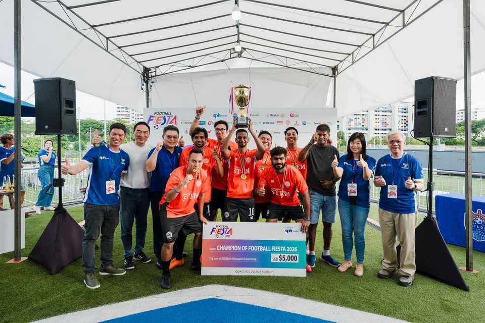 Ketua Pegawai Eksekutif (CEO) SPH Media, Encik Chan Yeng Kit (kanan) bersama pasukan pemenang Fiesta Bola Sepak 2026, Team Science Centre. Turut bergambar ialah Timbalan CEO SPH Media, Encik Kuek Yu Chuang (kiri), Pengarah Eksekutif, Sea Limited, Encik Bruce Liang (dua dari kiri) dan Ketua Pegawai Kewangan (CFO) merangkap Ketua Pegawai Korporat (CCO) SPH Media, Cik Tan Pei Jun (dua dari kanan).