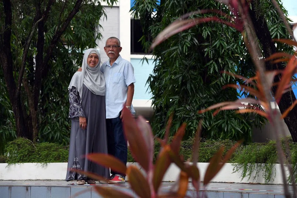 LINDUNGI DIRI SENDIRI, LINDUNGI KELUARGA: Encik Jumat dan isterinya Cik Zaimasni rasa lebih selamat dengan adanya satu lagi lapisan perlindungan iaitu vaksin Covid-19 bagi melindungi keluarga mereka. - Foto BH oleh DESMOND FOO