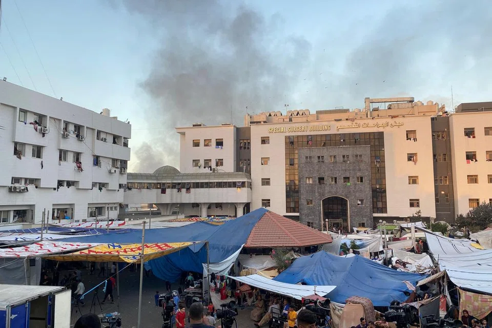 PERLU LINDUNGI HOSPITAL: Kepulan asap jelas kelihatan susulan pengeboman dilakukan tentera Israel dekat Hospital Al-Shifa, yang menjadi tempat perlindungan para pelarian Palestin di utara Gaza.