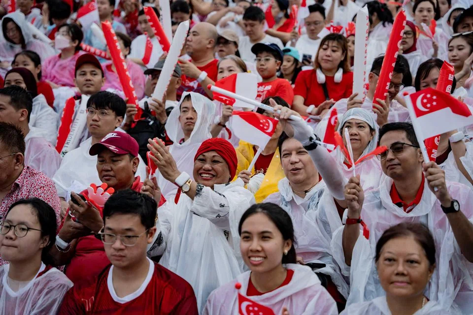 Meskipun hujan lebat melanda, semangat patriotisme tidak luntur, malah rakyat Singapura segenap lapisan usia dan kaum berhimpun meraikan Hari Kebangsaan yang ke-59 tahun bersama.