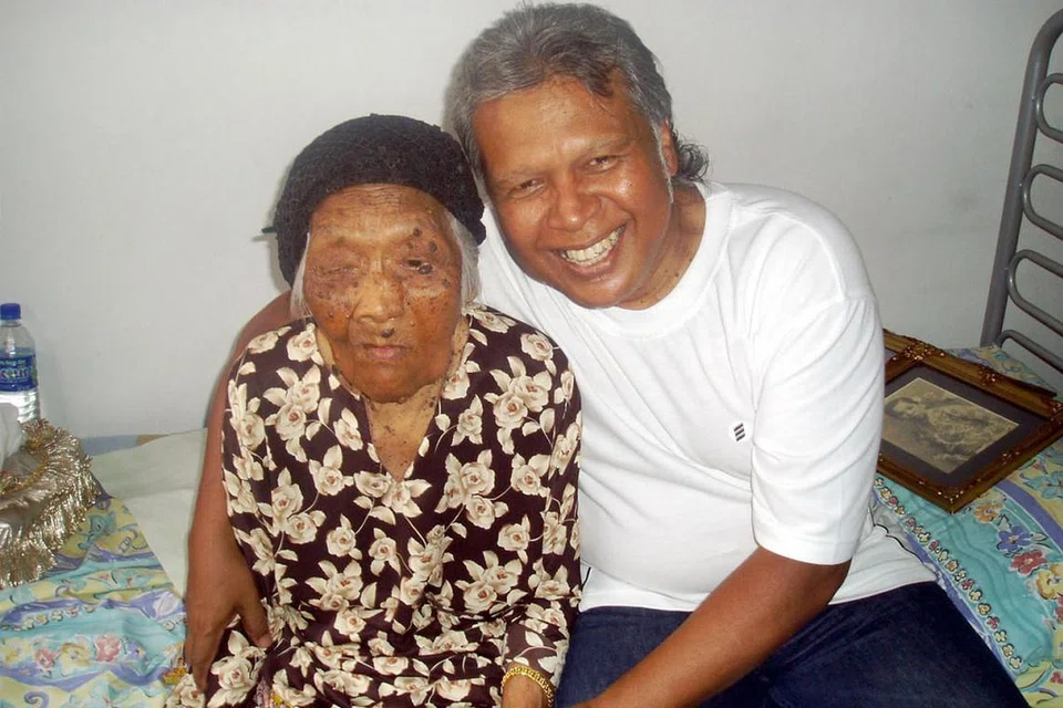 GAMBAR KENANGAN BERSAMA IBU: Encik Abdul hamid bersama ibunya, Allahyarhamha Cik Davia Omar, yang meninggal dunia ketika berusia 109 tahun pada 2010. - Foto ihsan ENCIK ABDUL HAMID SULAIMAN
