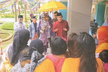 MAJLIS KAHWIN: Foto fail ini menunjukkan majlis perkahwinan yang diadakan di kolong blok. Senario seperti ini mungkin belum dapat dilakukan di tengah-tengah pandemik ini tetapi sekurang-kurangnya satu program rintis akan dimulakan bagi membenarkan majlis perkahwinan diadakan di kawasan umum flat HDB mulai November ini. - Foto fail