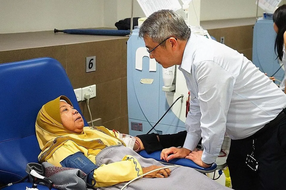 MENINJAU PERKEMBANGAN PESAKIT: Ketua Pegawai Eksekutif (CEO) Yayasan Buah Pinggang Kebangsaaan (NKF), Encik Tim Oei (kanan), mengambil berat tentang pesakit ginjal dan mahu langkah pencegahan dilakukan di peringkat awal di kalangan masyarakat. - Foto NKF