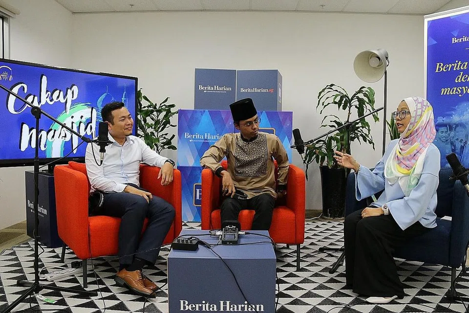 BERI PANDUAN: Dua asatizah daripada Rangkaian Belia Asatizah (AYN), Ustaz Muhammad Fadhlullah Daud (kiri) dan Ustaz Muhammad Zulkarnain Azman (tengah), membincangkan faktor yang boleh menjejas solat yang didirikan baik secara bersendirian mahupun berjemaah. Bersama mereka ialah hos podcast 'Cakap Masjid' BH/BM, Cik Shahida Sarhid. - Foto fail