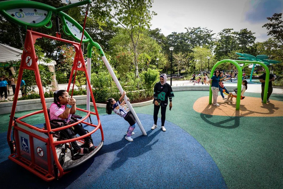 Sebuah taman permainan terangkum baharu yang menampilkan gelongsor pertama di Singapura dengan akses kerusi roda telah dibuka secara rasmi pada 17 Jun di Taman Sun Plaza, di Tampines Ave 7.