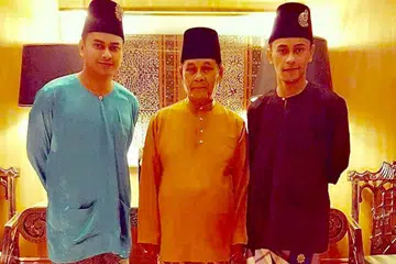 BAKAT SEKELUARGA: R. Ismail (tengah) dan anak-anaknya, Elfee (kiri) dan Eiss terus aktif dalam bidang seni suara dan akan terus bergiat aktif bersama. - Foto ihsan ELFEE ISMAIL