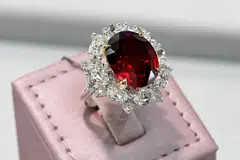 Bernilai $4 juta, cincin bertatah batu delima merah seberat sembilan karat dari Mozambique ini antara barang kemas yang dipamerkan di Ekspo Barang Kemas Antarabangsa (SIJE) 2024.