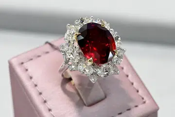 Bernilai $4 juta, cincin bertatah batu delima merah seberat sembilan karat dari Mozambique ini antara barang kemas yang dipamerkan di Ekspo Barang Kemas Antarabangsa (SIJE) 2024.
