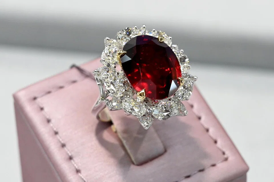 Bernilai $4 juta, cincin bertatah batu delima merah seberat sembilan karat dari Mozambique ini antara barang kemas yang dipamerkan di Ekspo Barang Kemas Antarabangsa (SIJE) 2024.