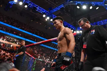 Atlet China, Song Yadong, meraikan kemenangannya ke atas atlet Russia, Umar Nurmagomedov, dalam pertarungan kategori bantamweight lelaki semasa UFC Fight Night di Pusat Sukan Oriental, Shanghai, pada 29 Ogos.