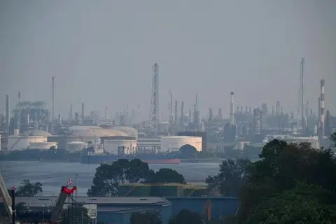 Sektor perindustrian Singapura menyumbang kira-kira 65 peratus daripada jumlah pelepasan gas rumah hijau negara ini, termasuk pelepasan yang terhasil daripada penggunaan tenaga elektrik.