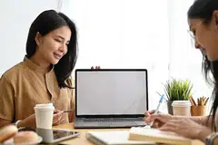 BUAT KONTRAK BERTULIS: Pekerja bebas digalak menandatangani kontrak bertulis dengan syarikat yang menyediakan tugas kepadanya agar mengelakkan jika berlaku pertikaian di masa depan. - Foto hiasan ISTOCKPHOTO