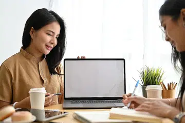 BUAT KONTRAK BERTULIS: Pekerja bebas digalak menandatangani kontrak bertulis dengan syarikat yang menyediakan tugas kepadanya agar mengelakkan jika berlaku pertikaian di masa depan. - Foto hiasan ISTOCKPHOTO