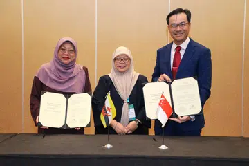 (Dari kiri) CEO Penguasa Makanan Brunei Darussalam (BDFA), Dr Hajah Anie Haryani Haji Abdul Rahman; Setiausaha Tetap Kementerian Sumber Utama dan Pelancongan (MPRT) Brunei, Hajah Tutiaty Haji Abdul Wahab; dan CEO Agensi Makanan Singapura (SFA) Encik Damian Chan, di majlis menandatangani Memorandum Persefahaman (MOU) mengenai Kerjasama dalam Keselamatan Makanan.