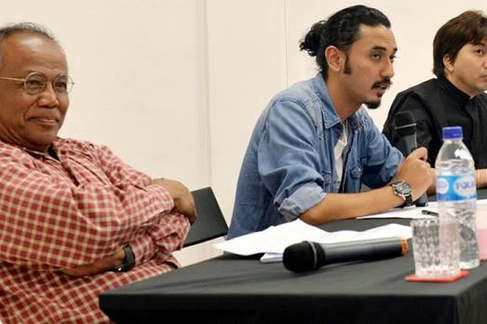 FORUM PANAS: Profesor Zakaria Ali (kiri) dari Universiti Pendidikan Sultan Idris, Malaysia; pengerusi forum, Syed Muhammad Hafiz Syed Nasir (tengah); dan Dr Azhar Ibrahim, di Galeri Nila, Fort Canning Foothills baru-baru ini. - Foto KHALID BABA 