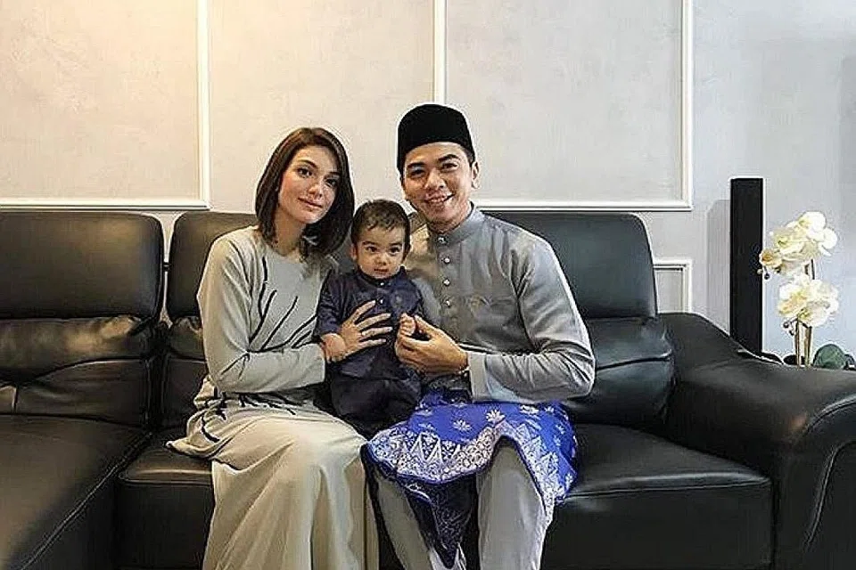 KEMBALI BERLAKON SELEPAS BERSALIN: Pelakon Amyra Rosli hampir menolak tawaran berlakon dalam drama 'Nur', yang ditayangkan sepanjang Ramadan lalu. Bersamanya ialah suami Amar Baharin dan anak Aqeef Anaqi. - Foto INSTAGRAM AMYRA ROSLI