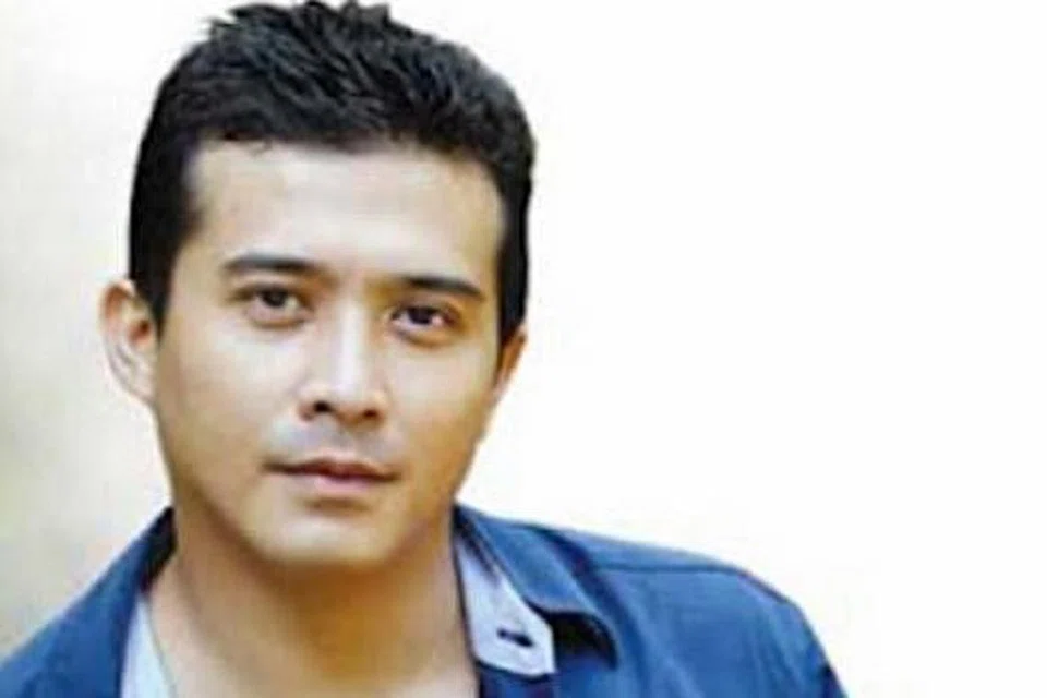 TERLANTAR: Aaron Aziz terlantar di Pusat Perubatan Prince Court, Kuala Lumpur, dan disahkan mengalami pneumonia dan menurut isterinya, Cik Diyana Halik, beliau sedang beransur pulih. - Foto INSTAGRAM DIYANA HALIK