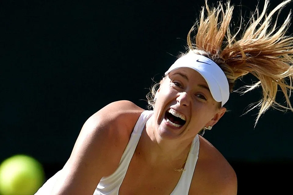 KEMBALI BERAKSI: Sharapova yang dilarang bertanding selama 15 bulan sehingga Rabu lalu kerana menyalahgunakan dadah kembali bertanding dengan menewaskan Roberta Vinci dari Italy dan rakan senegara dari Russia, Ekaterina Makarova. - Foto REUTERS