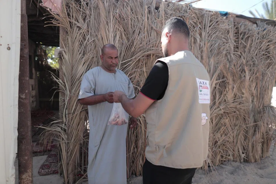 Daging korban diagihkan kepada penduduk Gaza di Palestin oleh wakil syarikat Ibadah Korban SG pada 2023. 