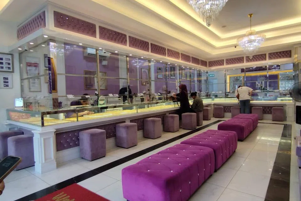 Kedai Emas Nur Jannah menyifatkan pengukuhan nilai ringgit yang lebih tinggi berbanding dolar Amerika Syarikat (ASD) adalah peluang terbaik untuk orang ramai membeli emas atau membuat pelaburan emas.