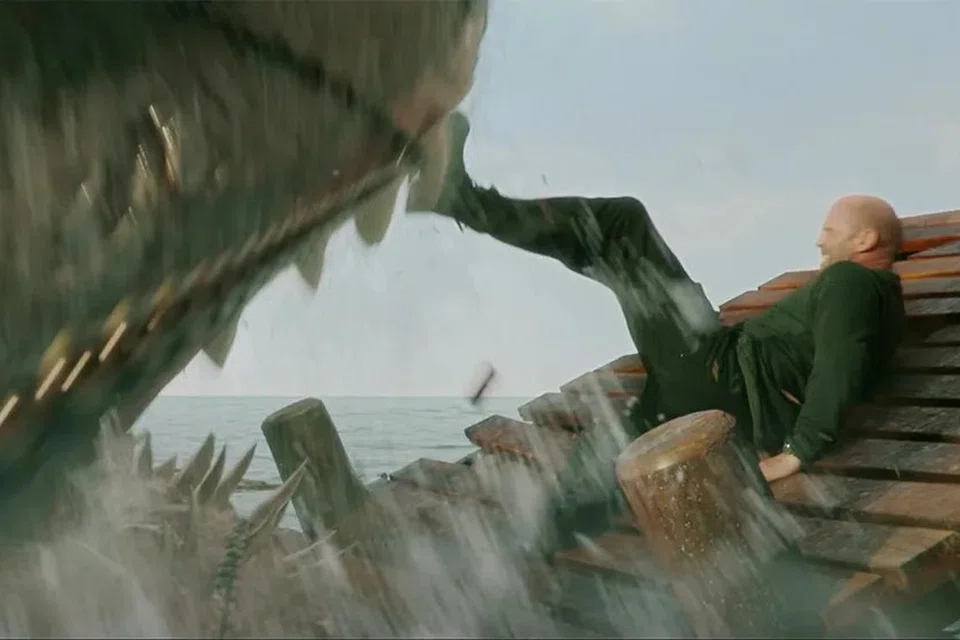 PERTARUNGAN MENDEBARKAN: Jason Statham adalah ketua penyelam Jonas Taylor yang menjalankan penyelidikan tentang jerung prasejarah ‘Megalodon’ atau ‘Meg’ yang mengancam nyawanya.