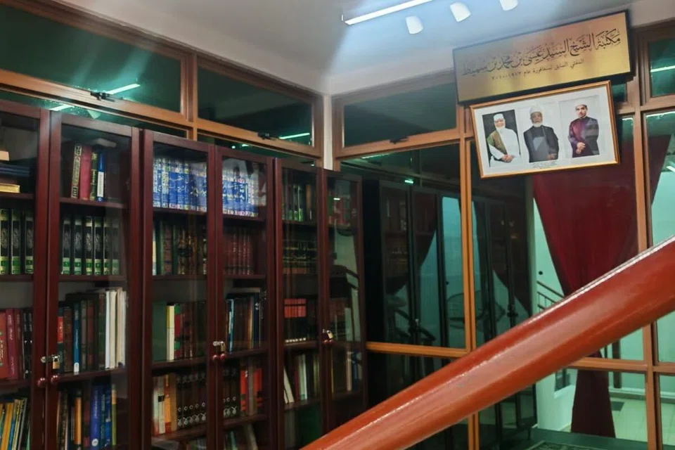 Buku-buku yang disumbang itu diletak di sebuah ruang kecil berdekatan dengan pejabat pengerusi Masjid Haji Muhammad Salleh@Makam Habib Noh.