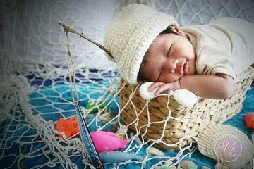 TEMA MEMANCING: Oleh kerana bapanya yang minat memancing, anak Cik Ridani digambarkan dalam sesi foto yang bertemakan memancing. - Foto BM oleh NJ Photography