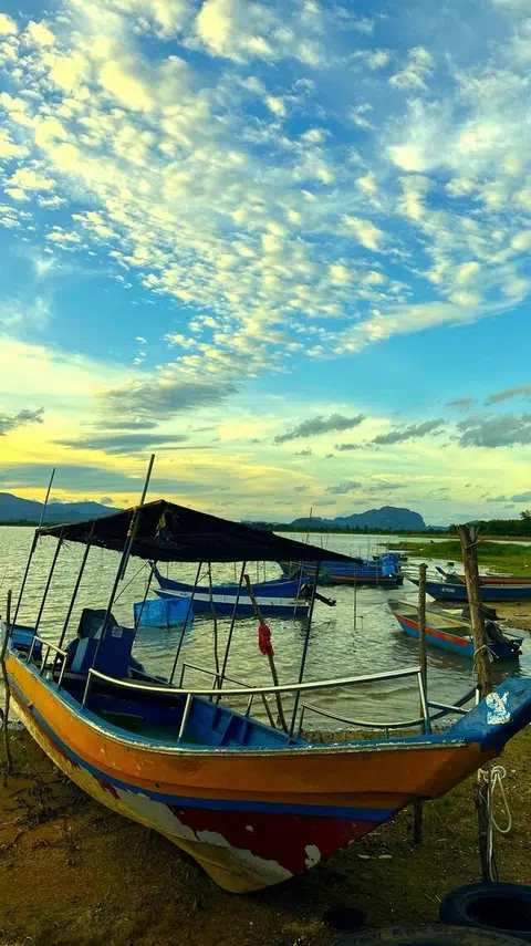 Pemandangan di Tasik Timah Tasoh.