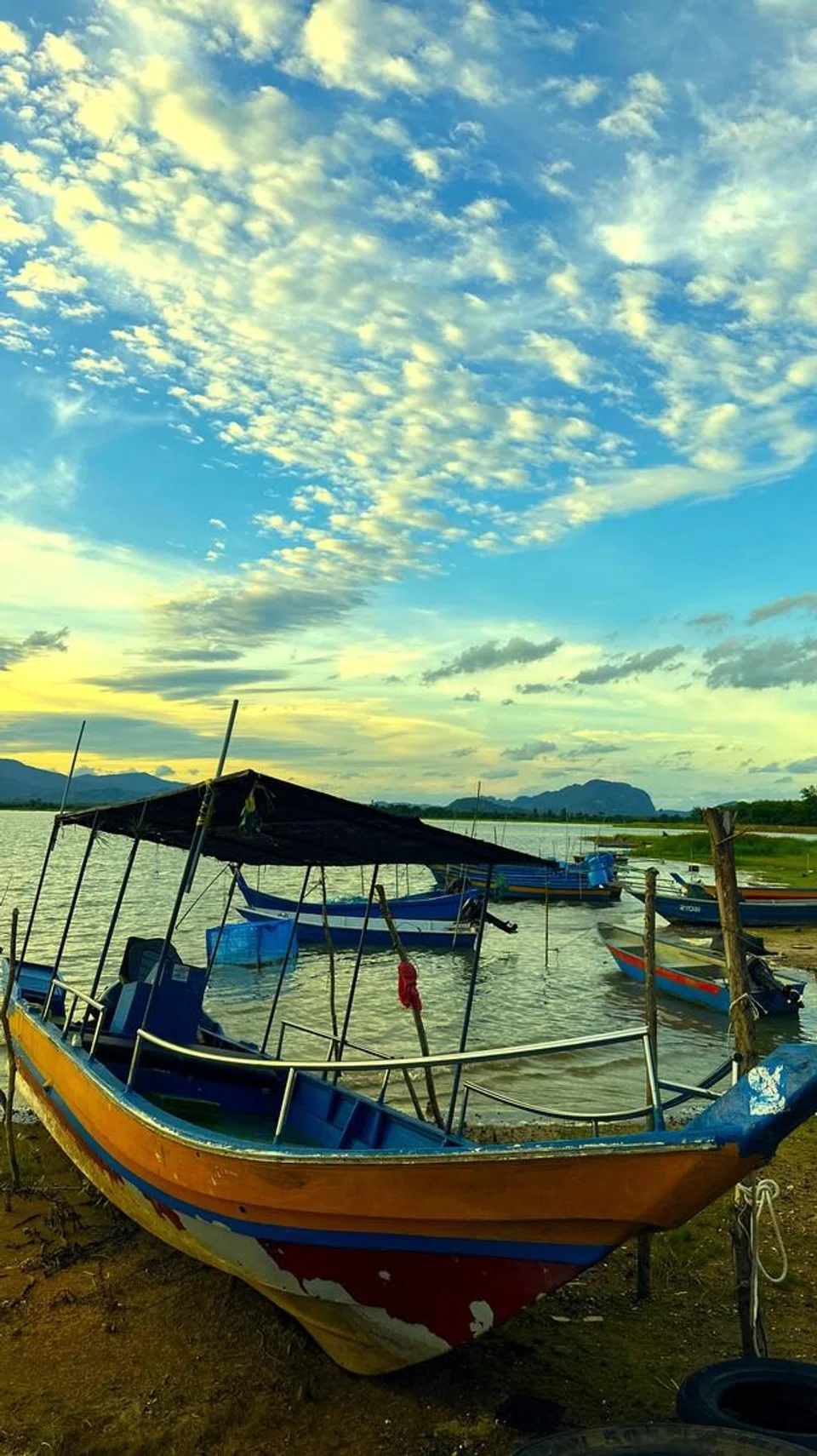 Pemandangan di Tasik Timah Tasoh.