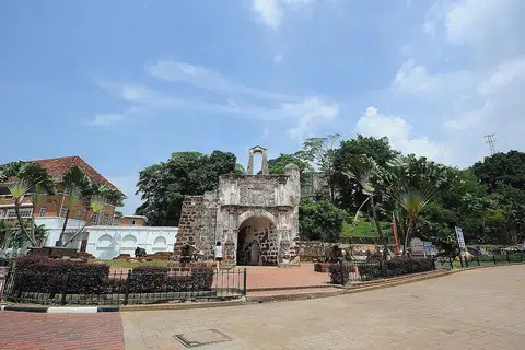 SEPI: Salah sebuah tarikan di Melaka, A'Farmosa, kelihatan sepi disebabkan sekatan pergerakan yang dikenakan kerajaan Malaysia. - Foto fail