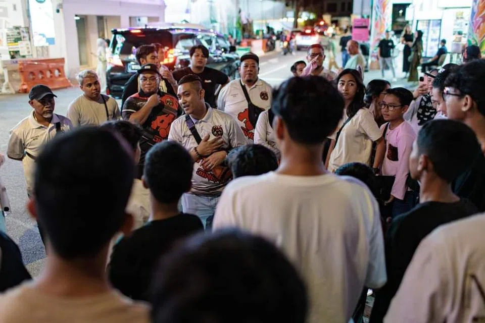 Aktiviti berbuka puasa dan membeli-belah Raya di bazar Kampong Gelam dengan bajet $50 setiap seorang telah dianjurkan oleh Abam Abam Van Singapura (AAVS) pada 30 Mac lalu bersama 20 orang kanak-kanak lelaki dari Rumah Kebajikan Muhammadiyah (RKM) dan para sukarelawan AAVS.