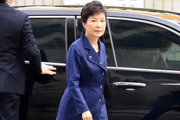 CIK PARK GEUN-HYE: Hadir di mahkamah yang akan menentukan apakah beliau perlu ditahan kerana kes rasuah dan penyalahgunaan kuasa. - Foto AFP
