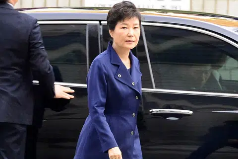 CIK PARK GEUN-HYE: Hadir di mahkamah yang akan menentukan apakah beliau perlu ditahan kerana kes rasuah dan penyalahgunaan kuasa. - Foto AFP