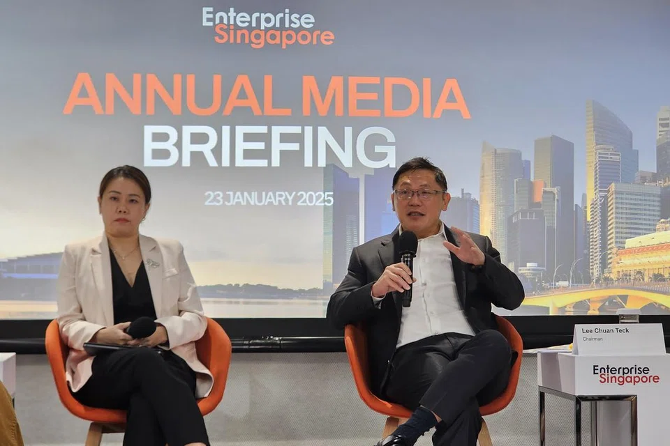 Pengerusi Enterprise Singapore (EnterpriseSG), Encik Lee Chuan Teck (kanan) bersama Pengarah Urusan EnterpriseSG, Cik Cindy Khoo berucap semasa sidang media pada 23 Januari.