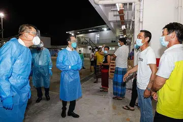 LAWAT KEMUDAHAN UNTUK PEKERJA: Dr Tan See Leng (kiri) dan Dr Koh Poh Koon (tiga dari kiri) melawat Kemudahan Pemulihan Terpusat (CRF) Sungei Tengah Lodge Selasa lalu. Kemudahan itu menempatkan pekerja dijangkiti Covid-19 yang sudah divaksin penuh dan mengalami gejala ringan atau tiada gejala. - Foto KOH POH KOON /FACEBOOK
