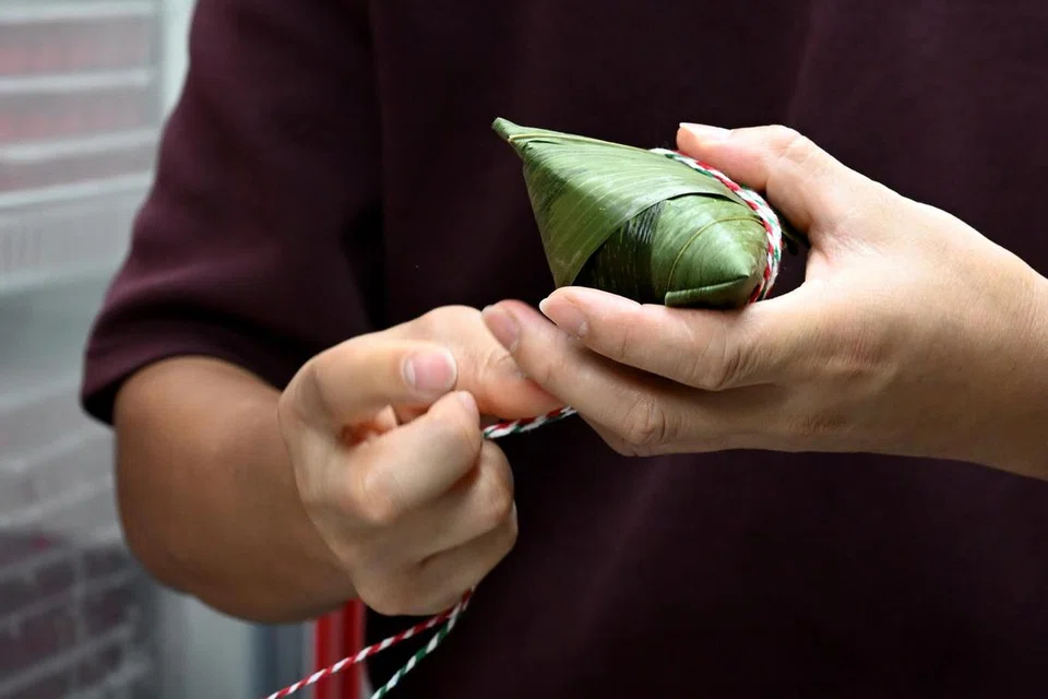 Kuih cang itu seterusnya diikat dalam daun buluh. Terdapat pelbagai pilihan kuih cang termasuk kuih cang ayam yang asli, kuih cang daging pedas dan kuih cang Nyonya yang baru dilancarkan. 