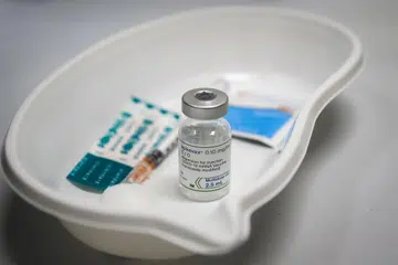 SUNTIKAN MASIH PERLU: Walaupun Covid-19 disifatkan sebagai virus endemik, sunting vaksin yang dikemas kini masih penting bagi lindungi terhadap varian Covid-19 terkini.