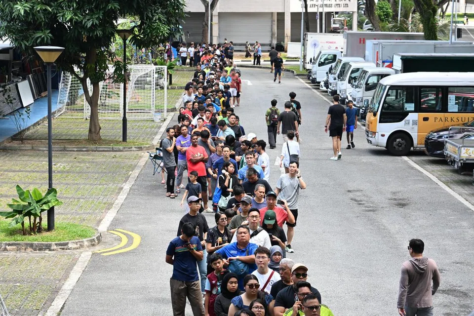 Ratusan penyokong pasukan bola sepak Singapura sanggup beratur di bawah sinaran matahari untuk rebut peluang mendapatkan tiket perlawanan skuad Singa menentang Vietnam. 