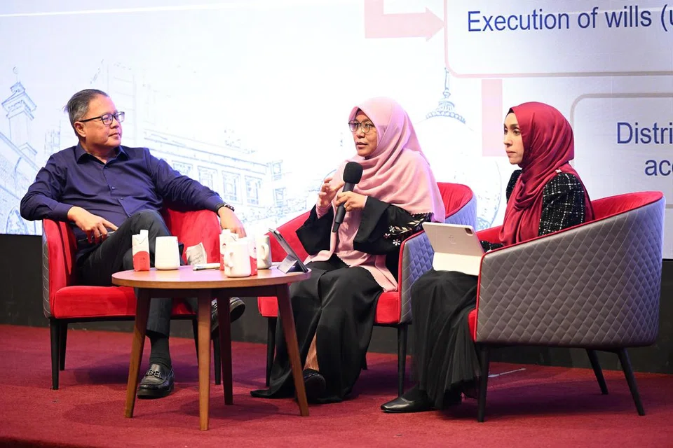 Perbincangan panel semasa forum ‘Perancangan Legasi Islam 101 - Edisi Hartanah’ yang menampilkan anggota ILPW seperti (dari kiri) Pengarah Urusan, Crescent Law Chambers LLC, Encik Ahmad Nizam Abbas; Timbalan Pengarah, Pembangunan dan Dasar Keagamaan (Fatwa), Majlis Ugama Islam Singapura (Muis), Ustazah Raihanah Halid; dan ejen hartanah ERA, Cik Nona Kirana, memberikan peserta pemahaman tentang prinsip asas pewarisan Islam, peraturan pengagihan harta, serta menangkis salah tanggapan terhadap perancangan legasi harta seperti faraid.