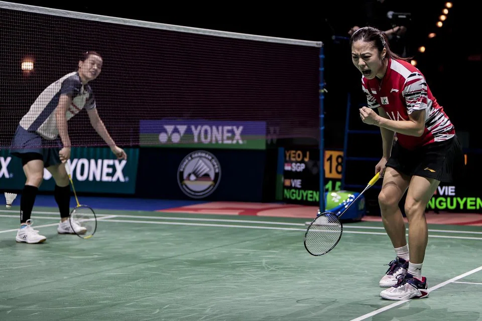 Pemain Singapura, Yeo Jia Min (kanan), meraikan mata yang diraihnya semasa menentang, Nguyen Thuy Linh, dari Vietnam dalam perlawanan akhir perseorangan wanita Terbuka Jerman pada 2 Mac.
