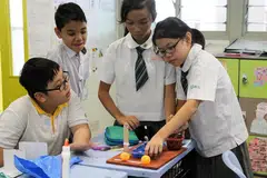 PUPUK MINAT: Sekolah Rendah Greendale (atas) mempunyai program pembelajaran gunaan yang membimbing murid membuat mainan. - Foto SEKOLAH RENDAH GREENDALE