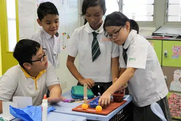 PUPUK MINAT: Sekolah Rendah Greendale (atas) mempunyai program pembelajaran gunaan yang membimbing murid membuat mainan. - Foto SEKOLAH RENDAH GREENDALE