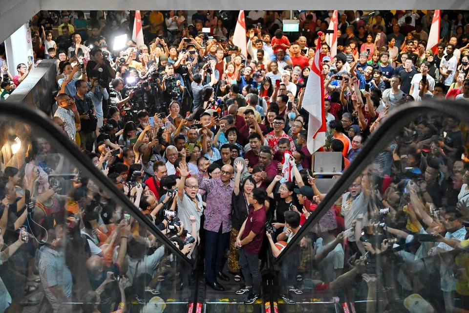 MENILAI SIFAT RASIONAL PENGUNDI: Warga menilai keperibadian Encik Tharman di ruang publik, yakin dengan personaliti dan keramahmesraan beliau, serta keupayaan teknikal beliau mengurus rizab negara selain reputasi beliau di peringkat antarabangsa.